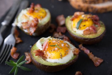Yumurta ve pastırmalı fırında Avokado.