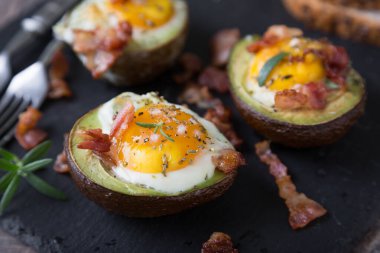 Yumurta ve pastırmalı fırında Avokado.