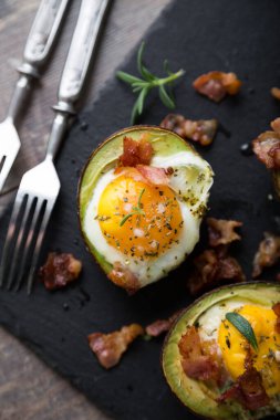 Yumurta ve pastırmalı fırında Avokado.