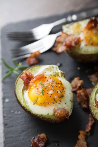 Gebackene Avocado Mit Und Speck — Stockfoto