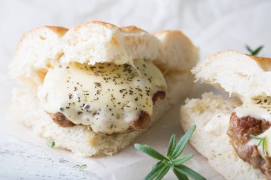 Ev yapımı sıcak hindili sandviç ve peynirli sandviç.