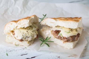 Ev yapımı sıcak hindili sandviç ve peynirli sandviç.