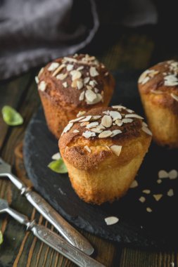 Badem ezmeli ve bademli taze kekler.