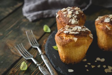Badem ezmeli ve bademli taze kekler.