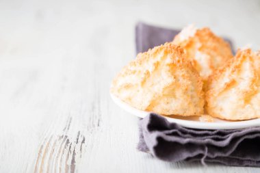 Beyaz bir masada ev yapımı hindistan cevizi kurabiyeleri.