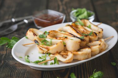 Şişte ızgara kalamar halkaları.