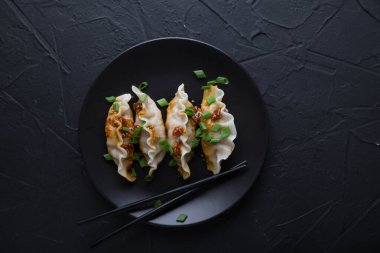 Susamlı ve soslu deniz mahsullü börek.