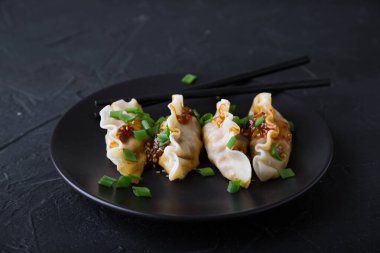 Susamlı ve soslu deniz mahsullü börek.