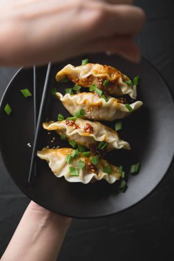 Susamlı ve soslu deniz mahsullü börek.
