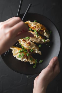 Susamlı ve soslu deniz mahsullü börek.