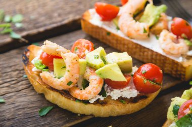 Sebzeli ve karidesli sandviç. Avokado ve karidesli