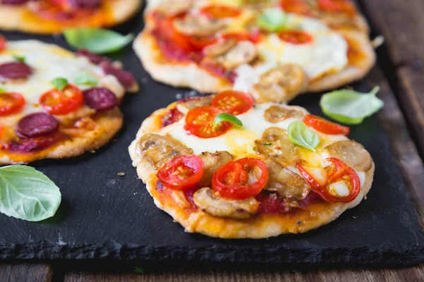 Mantarlı Peynirli Sosisli Yapımı Mini Pizza — Stok fotoğraf