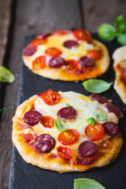 Mantarlı, peynirli ve sosisli ev yapımı mini pizza.