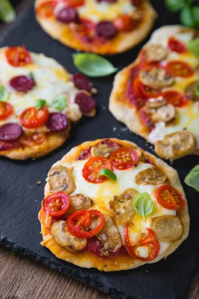 Mantarlı Peynirli Sosisli Yapımı Mini Pizza — Stok fotoğraf