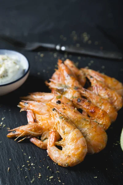 Camarones Fritos Con Salsa Plato Negro —  Fotos de Stock