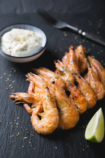 Gamberetti Fritti Con Salsa Piatto Nero — Foto Stock