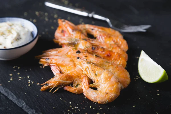 Camarones Fritos Con Salsa Plato Negro —  Fotos de Stock