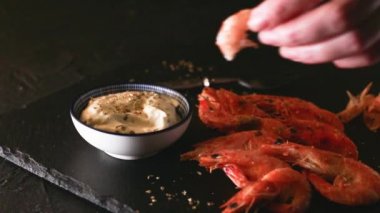 Siyah tabakta soslu kızarmış karides.