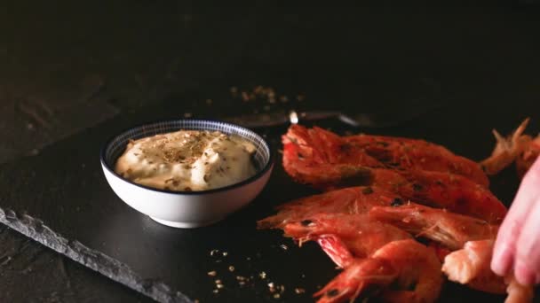 用酱汁在黑盘上煎虾仁 — 图库视频影像