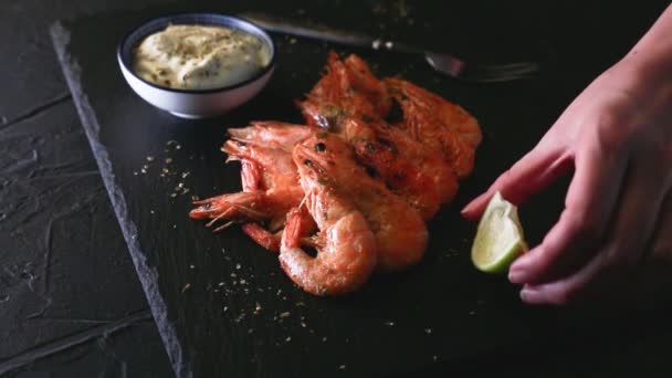 Crevettes Frites Avec Sauce Sur Une Assiette Noire — Video