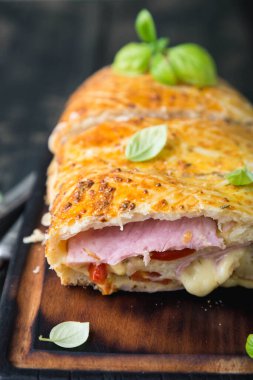 Napoli ekmeği. Peynir ve Jambonlu Ekmek