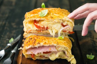 Napoli ekmeği. Peynir ve Jambonlu Ekmek