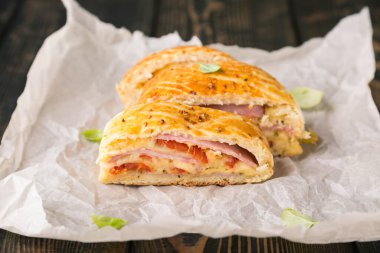 Napoli ekmeği. Peynir ve Jambonlu Ekmek
