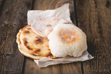 Tahta bir masada taze pita ekmeği