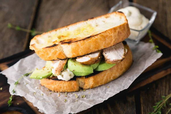 Sandwich Con Pollo Aguacate — Foto de Stock