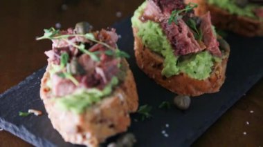 Avokado ve Tuna Sandviçi