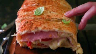 Napoli ekmeği. Peynir ve Jambonlu Ekmek
