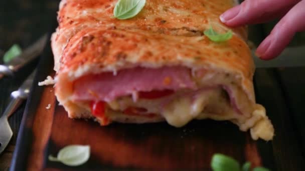 Neapolitanisches Brot Brot Mit Käse Und Schinken — Stockvideo