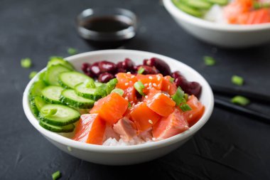 Poke Bowl 'da. Somon, fasulye, kase içinde pirinç.