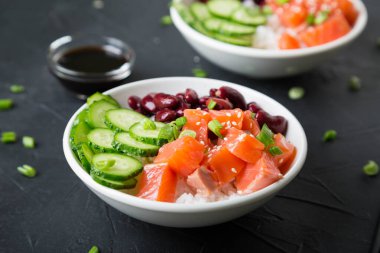 Poke Bowl 'da. Somon, fasulye, kase içinde pirinç.
