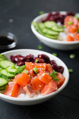 Poke Bowl 'da. Somon, fasulye, kase içinde pirinç.