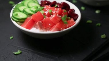 Poke Bowl 'da. Somon, fasulye, kase içinde pirinç.