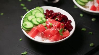 Poke Bowl 'da. Somon, fasulye, kase içinde pirinç.