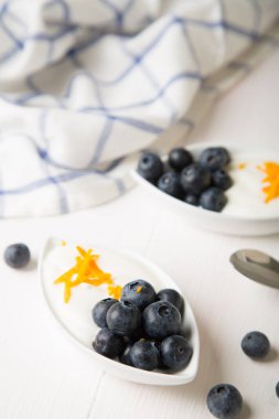 Taze yaban mersini ve portakal aromalı yoğurt.