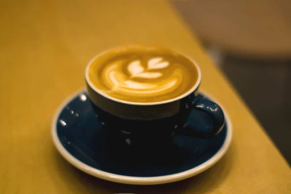 Kahve Dükkanında Seramik Kupa Ahşap Boş Masa Üzerinde Kapuçino Latte — Stok fotoğraf