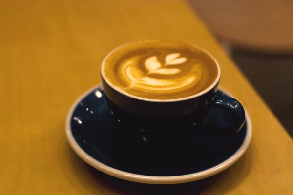 Keramiktasse Café Mit Cappuccino Auf Leerem Holztisch Latte Art Morgengetränk — Stockfoto