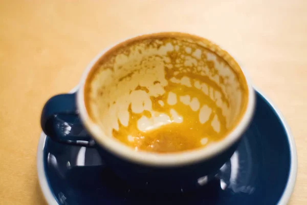Cangkir Biru Keramik Kosong Dengan Perceraian Dari Cappuccino Kedai Kopi — Stok Foto