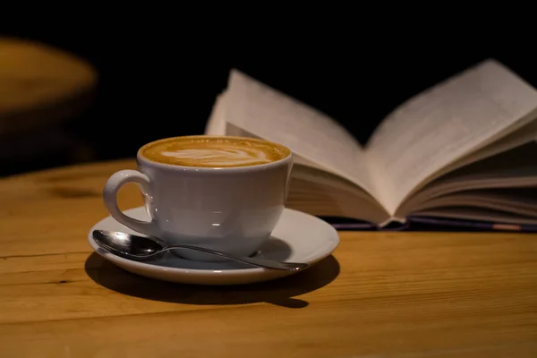 Keramik Kop Cappuccino Kaffebar Med Mønster Træbord Med Åben Bog - Stock-foto