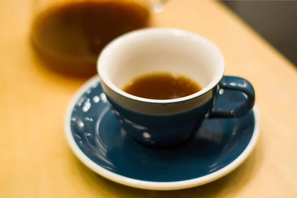 Blaue Keramiktasse Mit Untertasse Café Auf Holztisch Mit Kräftigem Schwarzem — Stockfoto