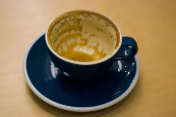 Cangkir Biru Keramik Kosong Dengan Perceraian Dari Cappuccino Kedai Kopi — Stok Foto