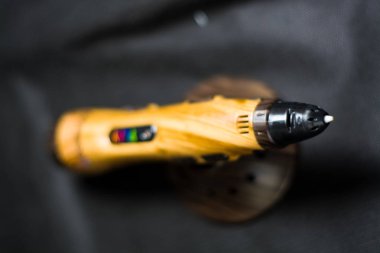 Kahverengi stantta 3D kalem. Ağaç. Siyah bir tonluk arka planda. Hobi ve yaratıcılık