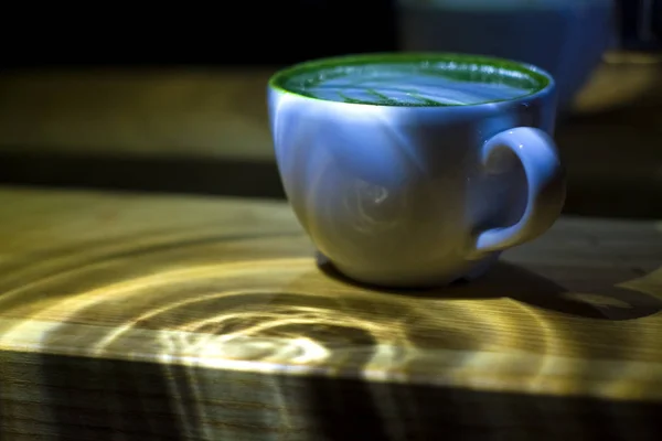 抹茶ラテとホワイトセラミックカップ ミルクとかき氷の日本茶 健康のための便利な飲み物 — ストック写真