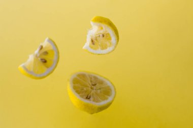 Parlak arka plan ve limon parçaları. Sağlığa. C vitamini Citrus meyvesi. Tropik meyve.