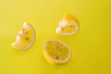 Parlak arka plan ve limon parçaları. Sağlığa. C vitamini Citrus meyvesi. Tropik meyve.