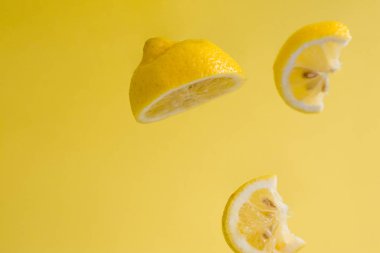 Parlak arka plan ve limon parçaları. Sağlığa. C vitamini Citrus meyvesi. Tropik meyve.