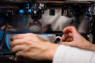 Kahve dükkanında kapuçino hazırlama süreci. Profesyonel kahveci. Canlandırıcı kahve içeceği..